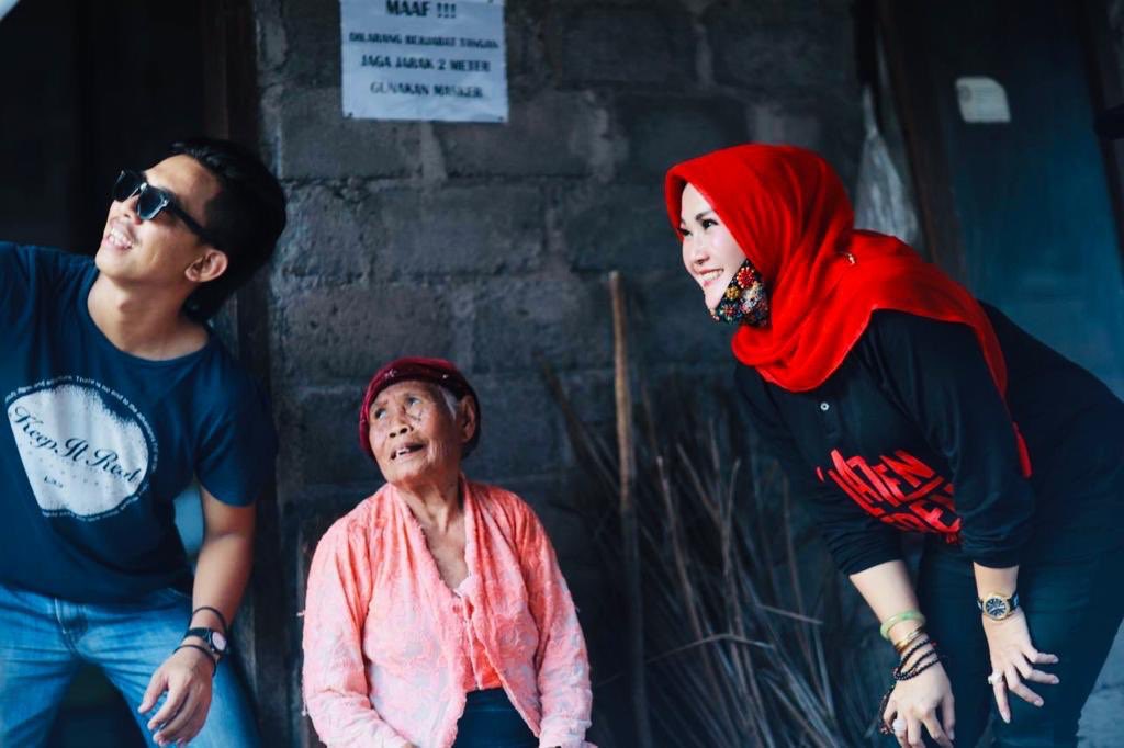 YaniSunarno's tweet photo. Ngabuburit bareng Mbah Minto &amp; Ucup JBS Klaten , 
Memang... Kreasi tak mengenal usia yaa, 
Siapapun bisa berkarya 😍 https://t.co/z0Jv2U3qo0