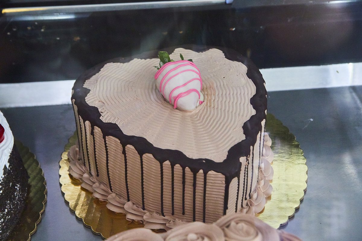 Happy Mother’s Day! Surprise mom with a delicious cake from us!