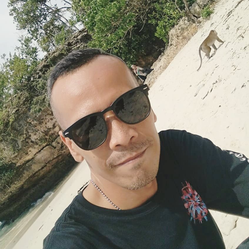 mungkin dia terlihat melihatmu , tapi bisa jadi dia melihat yang lain #eLternative