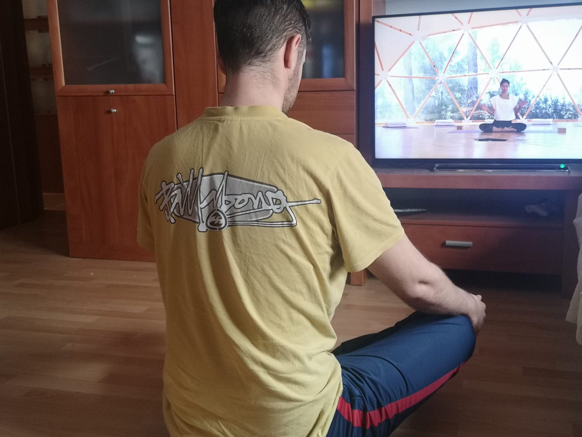 drpuerma's tweet photo. Primera vez realizando yoga. Totalmente recomendable y espero que arregle mi espalda arqueada. #yogi #dalsym https://t.co/fhG8TCWSo2