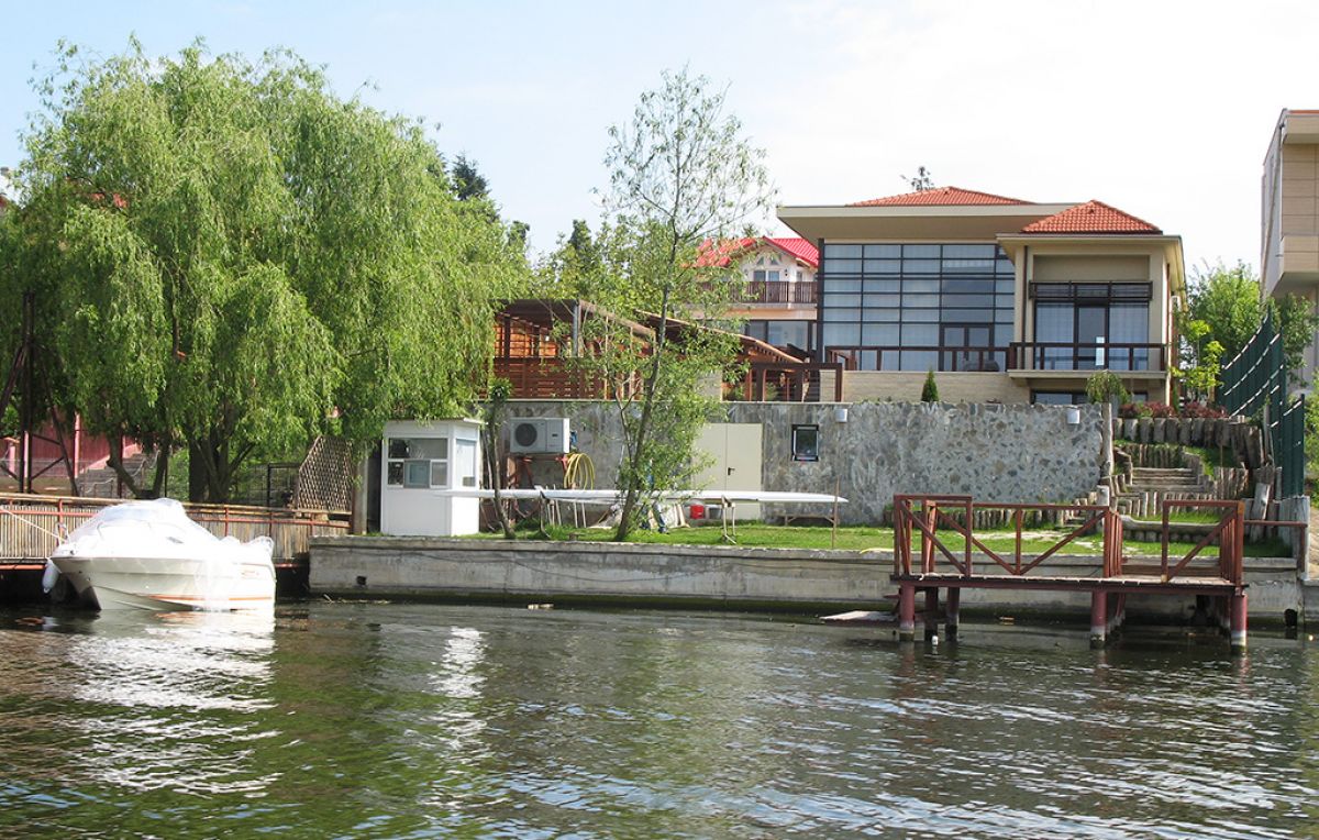 Many of the politicians in the book have their weekend homes on Lake Snagov - like this one for example