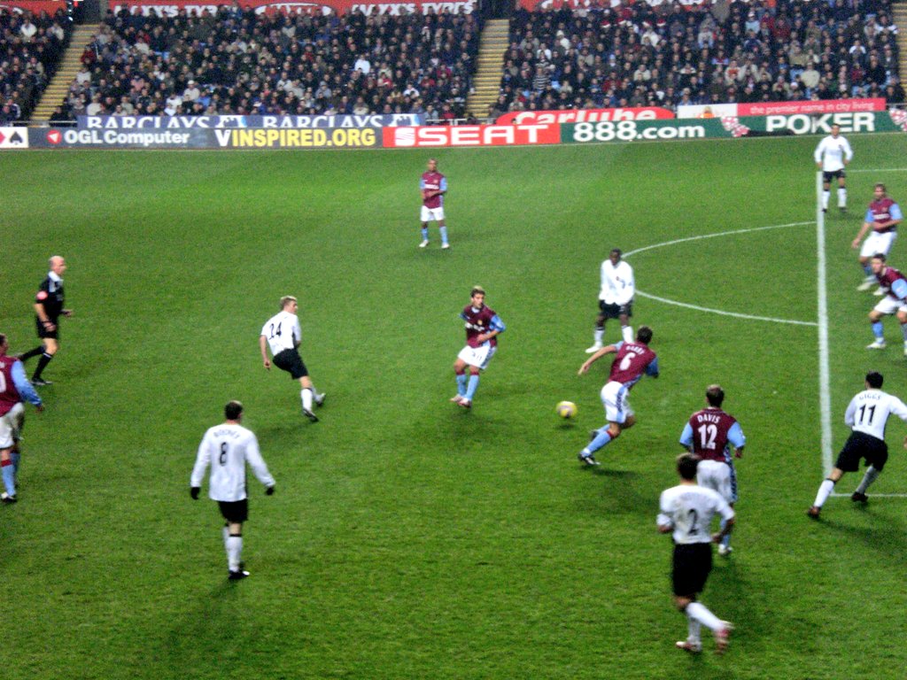  Scholes warms up before scoring THAT volley against Aston Villa as United win 3-0, Ronnie also got a brace. Great away end. (December 2006)  #mufc