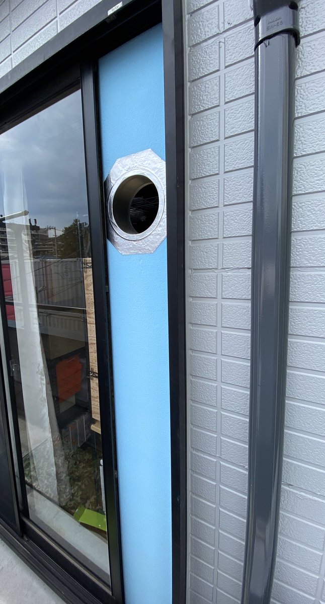 てんじょう 今日はスタイロフォーム買ってきて 穴開けて窓枠にぴったりはめ込んでダクト配管完了 普段は窓閉めておいて 塗装ブース使用時だけこんな感じで開けられる ネットで見つけた先人の知恵に感謝
