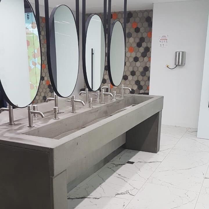 BietonCo's tweet photo. Cuidamos cada detalle en las piezas que fabricamos a la medida para nuestros clientes.  Lavamanos corrido diseño @raizarquitecturasas, proyecto @celsia_energia. 
#interiordesign
#concretedesign 
#acabadosarquitectonicos
#amorporelconcreto
#concrete 
https://t.co/ktP43JC0aJ https://t.co/s2Loti74Lo
