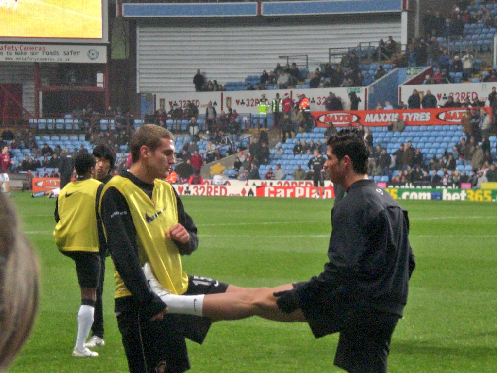  Scholes warms up before scoring THAT volley against Aston Villa as United win 3-0, Ronnie also got a brace. Great away end. (December 2006)  #mufc