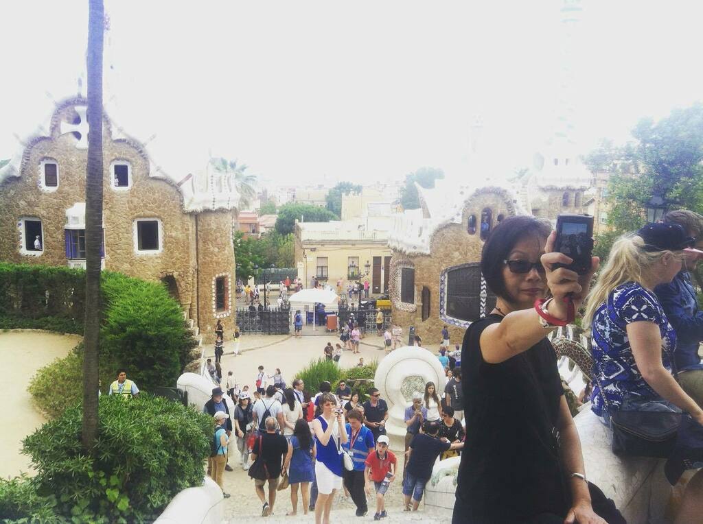 peteryipdesign's tweet photo. Happy Mother’s Day 
Mum does selfie! https://t.co/cNesu9o5v5 https://t.co/2kspF8GCxz