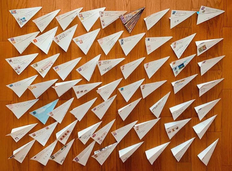倉成英俊 A Twitter 退職した4 30前後から うちのポストに 続々と紙飛行機が着陸 僕と同期で昔作った紙飛行機の形で送れるカード Flying Card でみんな送別の手紙を送ってくれた みんな忙しいだろうに 誰の差し金だ あったかい送別 ありがとう 倉成英俊 A Twitter 退職した4 30前後から うちのポストに 続々と紙飛行機が着陸 僕と同期で昔作った紙飛行機の形で送れるカード Flying Card でみんな送別の手紙を送ってくれた みんな忙しいだろうに 誰の差し金だ あったかい送別 ありがとう