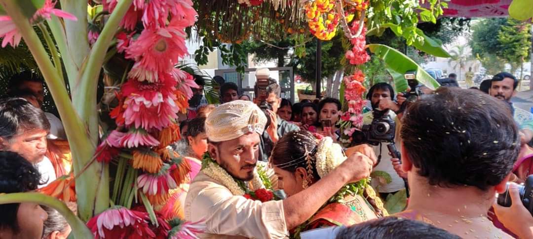 MMusicKannada's tweet photo. ಸರಳ ಮದುವೆ ಮೂಲಕ ಹೊಸ ಬಾಳಿಗೆ ಕಾಲಿಟ್ಟ 'ಅದ್ಧೂರಿ' ನಿರ್ದೇಶಕ "ಎ.ಪಿ. ಅರ್ಜುನ್"

#APAarjun #APArjunMarriage #HappyMarriedLife #Addhuri #Airavatha #Kiss #Addhuri2 
@AP_Arjun_film @SandalwoodLoka @kannada_films @filmibeat @filmibeatphotos @moviemantraa @NammaKFI @PopcornKannada @Cinimascope_ https://t.co/oQfh69JHts