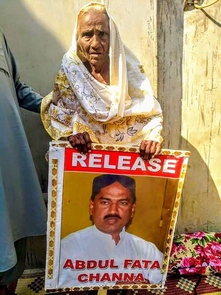 AmeerazadP's tweet photo. #ReleaseMissingPersonsOfSindh
On mothers day , mother of jst leader fatah chana is protesting for the release of her son arrested and disappeared by agencies https://t.co/ab3ugvbEYi