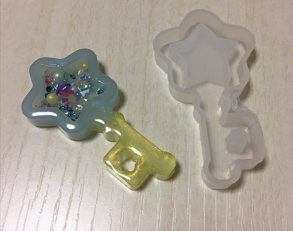 GreenOceanさん(@greenoceannow)で購入した星鍵のモールドを試す。
今回はオイル入れずシャカシャカにしてみました。
蓋にするシートもついていてやりやすかった😆 https://t.co/1ic2enPV7z