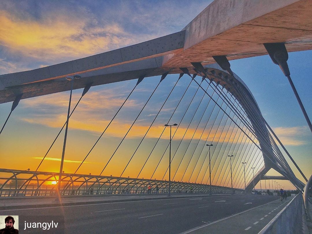 ZaragozaTurismo's tweet photo. #QuédateEnCasa 🏠Hoy compartimos esta puesta de sol ☀️ desde el Puente del Tercer Milenio. 🌉

Tanto la Expo y como el Parque del Agua son zonas perfectas para descubrir #cuandotodoestopase.

📷Gracias a IG juangylv por esta preciosa fotografía.

#Buenosdías #FelizDomingo https://t.co/Pu2R2Pzvjh