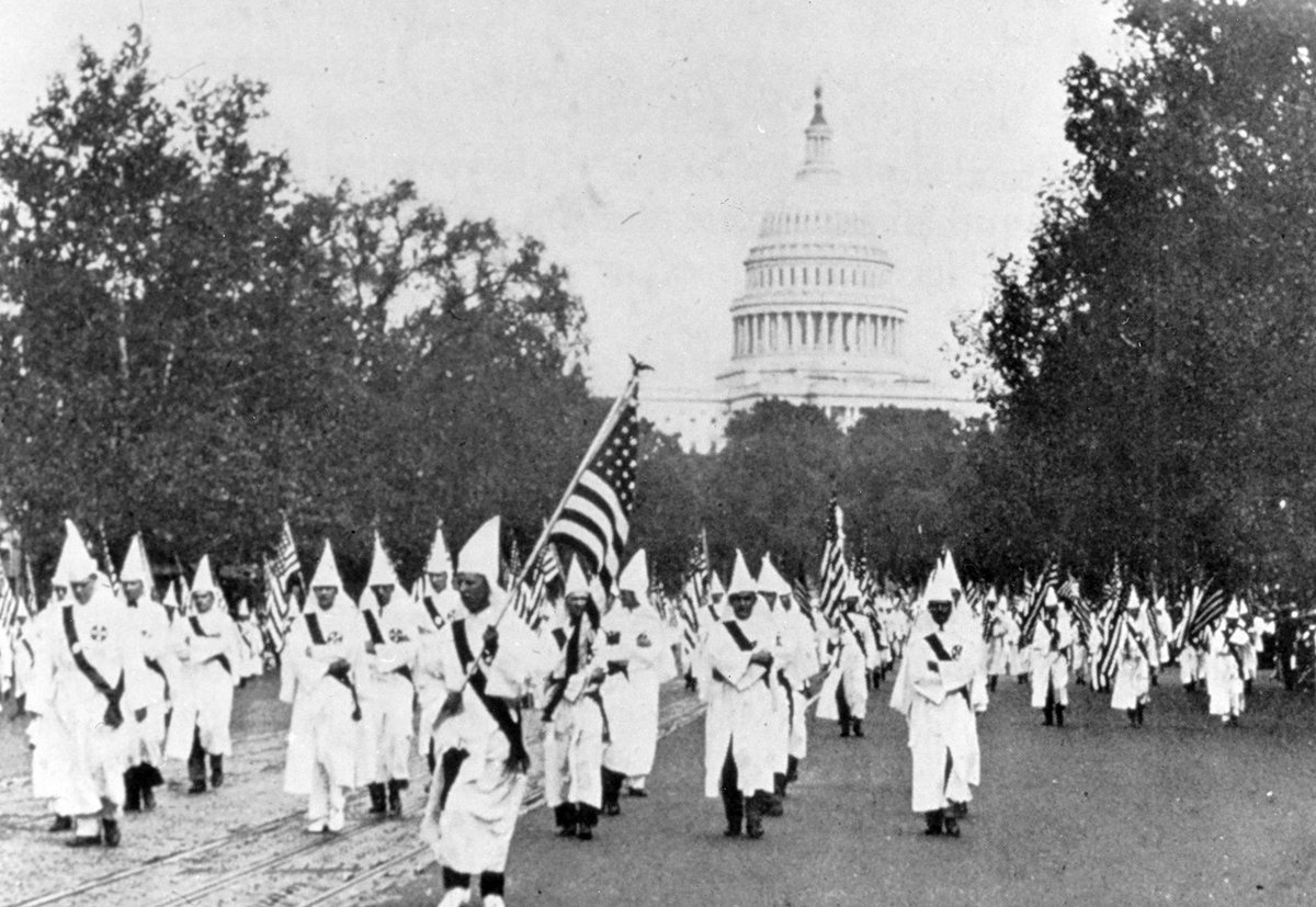 Sénateurs reçoivent l'investiture du Klan. C’est un triomphe pour ce dernier. Le QG déménage à Washington. L'année suivante, une loi restreignant l'immigration est votée. Pour démontrer sa force, le Klan organise une parade monstre dans la capitale.Fort de la relative neutralité