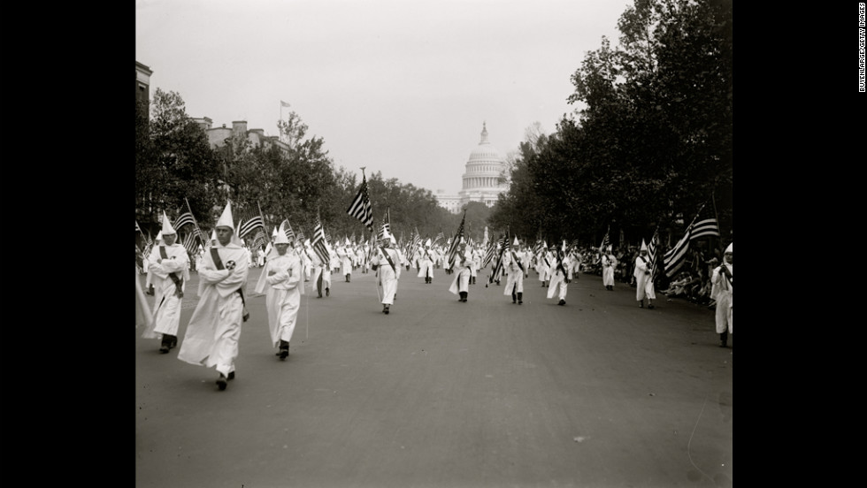 Sénateurs reçoivent l'investiture du Klan. C’est un triomphe pour ce dernier. Le QG déménage à Washington. L'année suivante, une loi restreignant l'immigration est votée. Pour démontrer sa force, le Klan organise une parade monstre dans la capitale.Fort de la relative neutralité