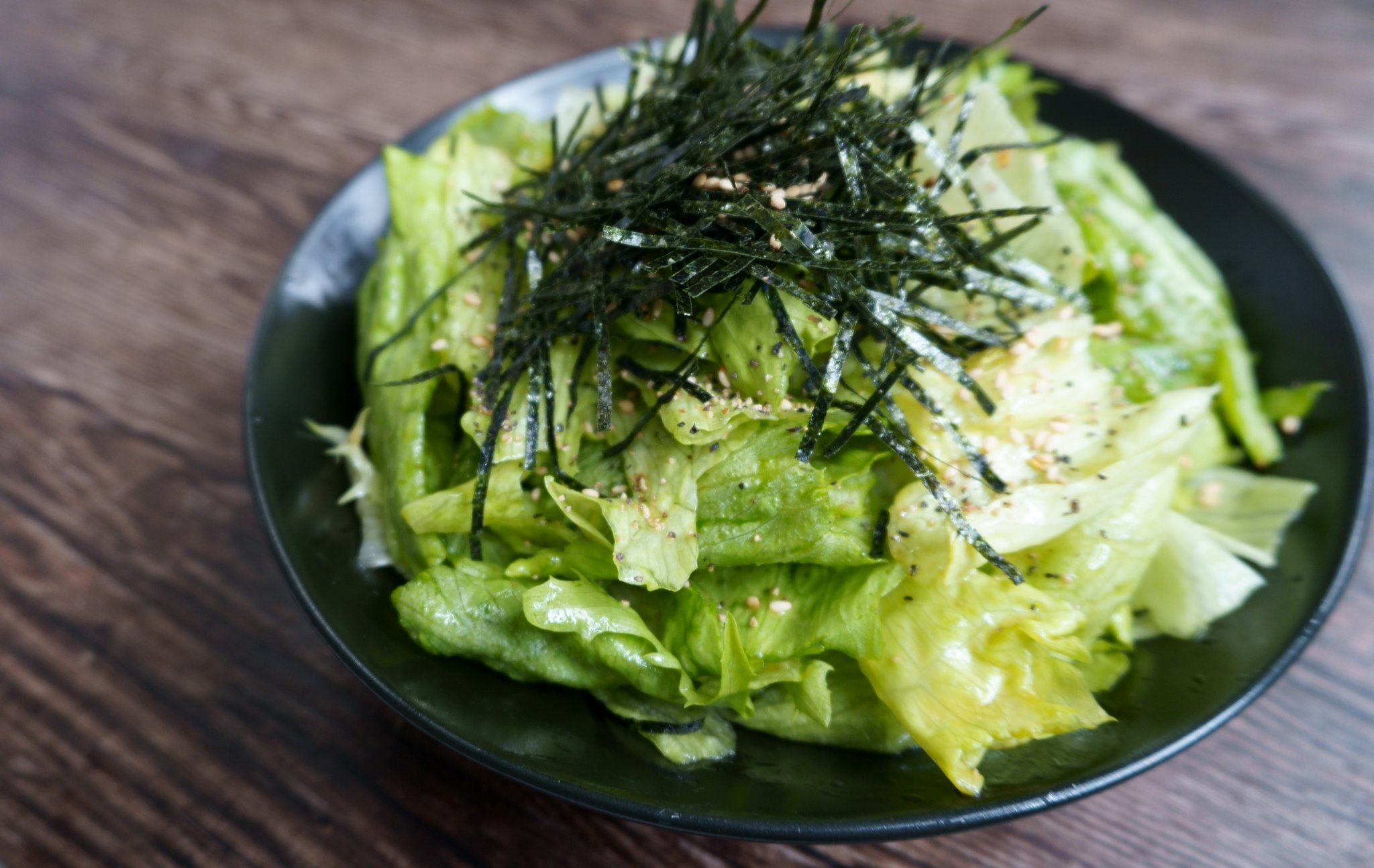 リュウジ 料理のおにいさんバズレシピ ごま油と白だしを組み合わせるとマジで震えるほど旨いドレッシングになるんです 無限 ごま油サラダ 白だし大1 ごま油小4 水大1 醤油小1 味の素2振り おろしにんにく少し いりごま小1混ぜレタス半玉180gと