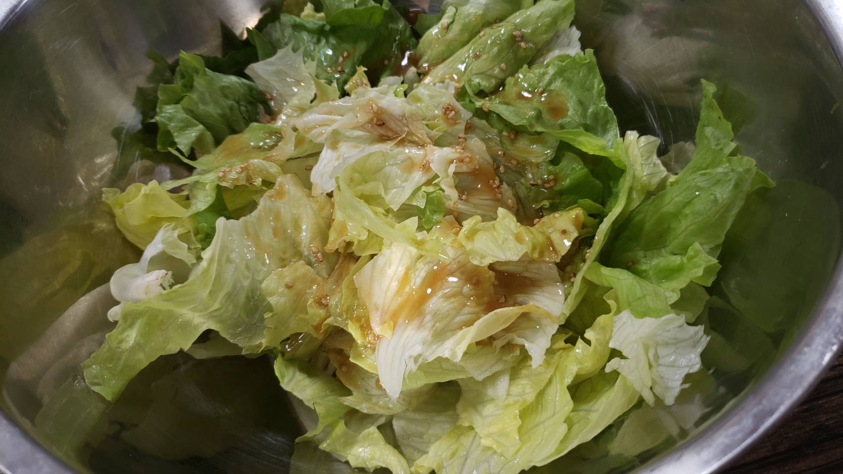 リュウジ 料理のおにいさんバズレシピ ごま油と白だしを組み合わせるとマジで震えるほど旨いドレッシングになるんです 無限ごま油サラダ 白だし大1 ごま油小4 水大1 醤油小1 味の素2振り おろしにんにく少し いりごま小1混ぜレタス半玉180gと