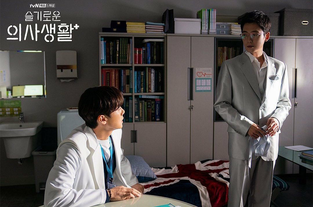 i've been keeping these shots in my drafts for a while now but now let me drop them.the appearances of UK's "union" flag. iksun's about to study in england. union could mean marriage/baby. no, pd shin don't twist it (separation) no, please. #HospitalPlaylist  #DoveCouple 