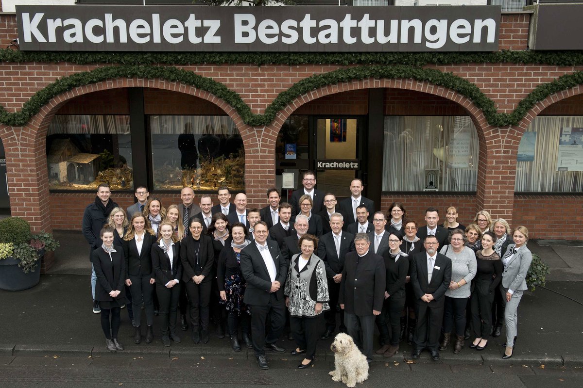 Jeder Lebensweg ist einmalig. Jeder Abschied ist einmalig.
Wir sind das Bestattungshaus Kracheletz, das bereits in 4. Generation familiär geführt wird. Sie finden uns im Herzen Kassels, direkt am Karlsplatz. kracheletz.de