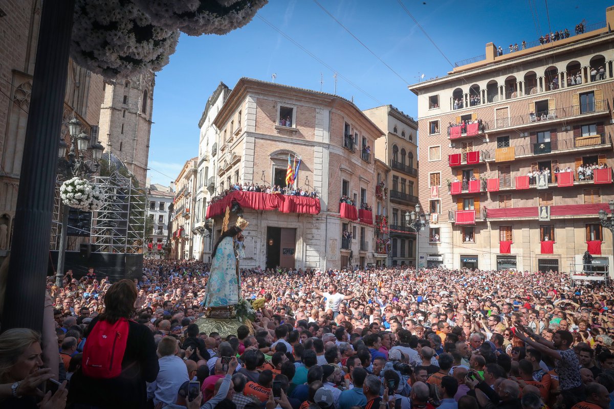 JCF_Valencia's tweet image. 🌸🌼 El dia de la Mare de Déu dels Desemparats, patrona de #València, arrancaria amb la multitudinària i emocionant Missa d’Infants, amb l'especial participació de la #FMIV i la seua Cort d'Honor, i el posterior trasllat. ✨🗣 Valencians, tots a una veu: visca la Mare de Déu!