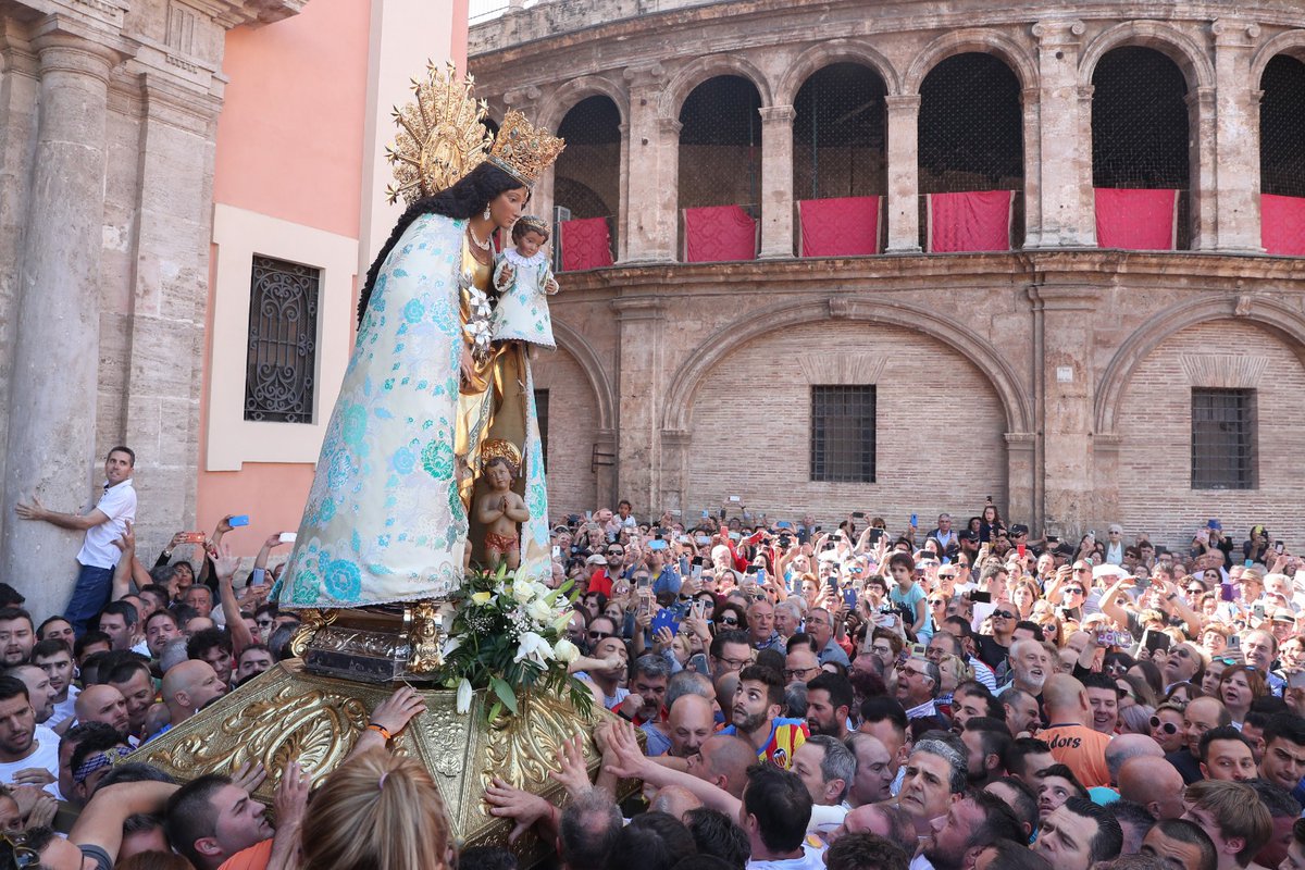 JCF_Valencia's tweet image. 🌸🌼 El dia de la Mare de Déu dels Desemparats, patrona de #València, arrancaria amb la multitudinària i emocionant Missa d’Infants, amb l'especial participació de la #FMIV i la seua Cort d'Honor, i el posterior trasllat. ✨🗣 Valencians, tots a una veu: visca la Mare de Déu!