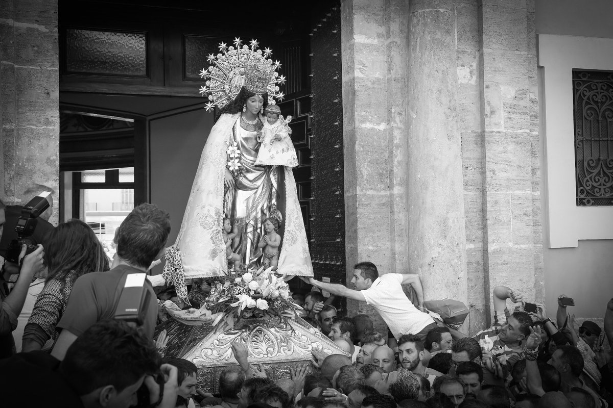 JCF_Valencia's tweet image. 🌸🌼 El dia de la Mare de Déu dels Desemparats, patrona de #València, arrancaria amb la multitudinària i emocionant Missa d’Infants, amb l'especial participació de la #FMIV i la seua Cort d'Honor, i el posterior trasllat. ✨🗣 Valencians, tots a una veu: visca la Mare de Déu!