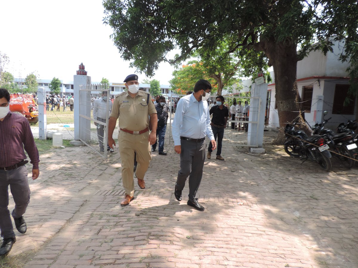 siddharthnagpol's tweet photo. @siddharthnagpol कोरोना वायरस एवं लाकडाउन के दृष्टिगत #sp_sdr एवं #dm_sdr द्वारा जय किसान इंटर कॉलेज सकतपुर, सनई में बने स्क्रीनिंग केंद्र का निरीक्षण किया गया | @KPGBJP @Uppolice @AdgGkr @digbasti https://t.co/ZMrAiXY4NO