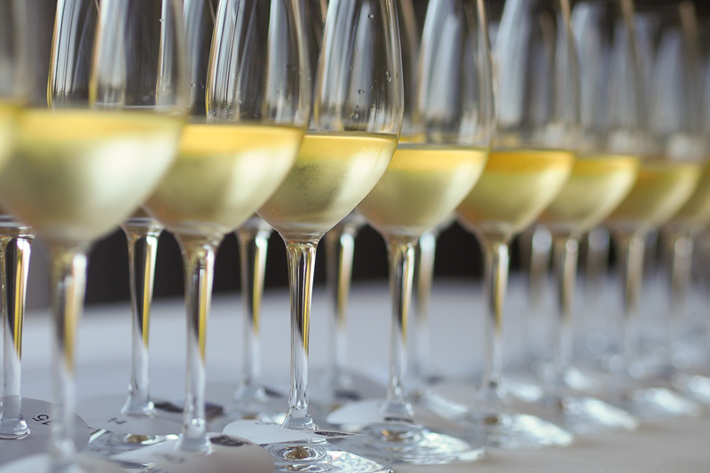 Wine struggles to speak to normal people. It's really bad at it. Why? And can anything be done? wineanorak.com/2020/05/10/win…