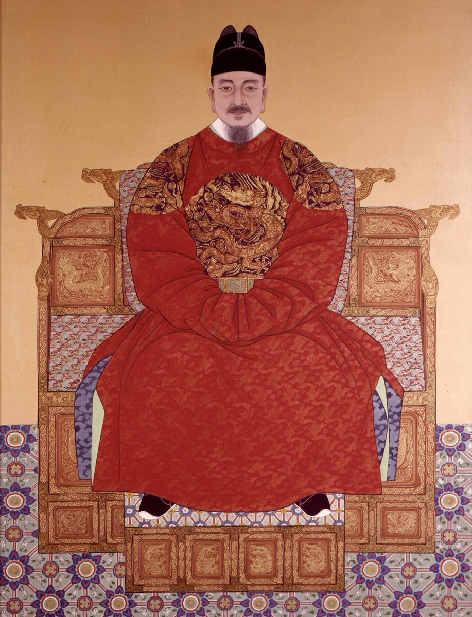 Sebab itu baju raja Joseon (macam Sejong dalam gambar kiri) berwarna merah. Warna merah warna baju pembesar China (gambar kanan) semasa Dinasti Ming (1368-1644). Baju warna kuning hanya boleh dipakai oleh maharaja China.