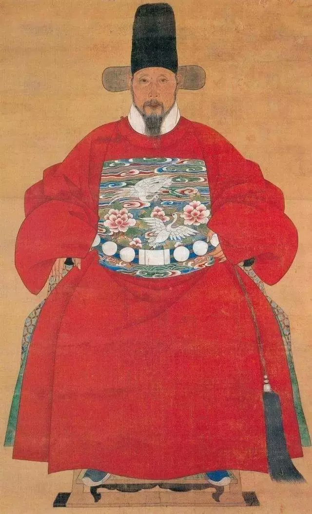 Sebab itu baju raja Joseon (macam Sejong dalam gambar kiri) berwarna merah. Warna merah warna baju pembesar China (gambar kanan) semasa Dinasti Ming (1368-1644). Baju warna kuning hanya boleh dipakai oleh maharaja China.