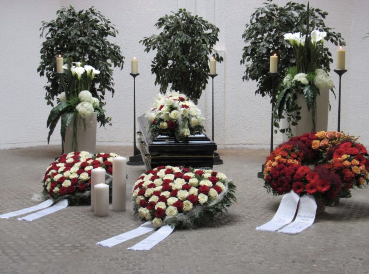 Aktuell sind die Teilnehmerzahlen auf vielen Friedhöfen und Begräbnisorten begrenzt. Deshalb bieten wir Ihnen eine Onlineübertragung von Beisetzungen und Trauerfeiern an. kracheletz.de