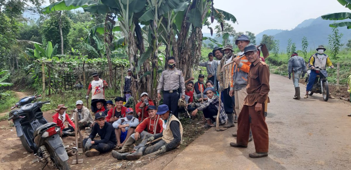 fokusjabar's tweet photo. PKTD Caringin Garut, Bersihkan Saluran Air Sepanjang 3 KM - https://t.co/EIMNfajEjN #News #Berita #Jabar #BeritaJabar #Fokusjabar #jawabarat #viral #info https://t.co/Ejrz1aU8tE