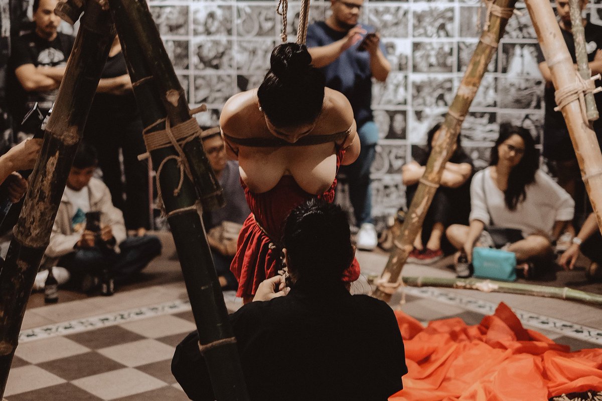 Performance art, bukan exhibionist ataupun BDSM.