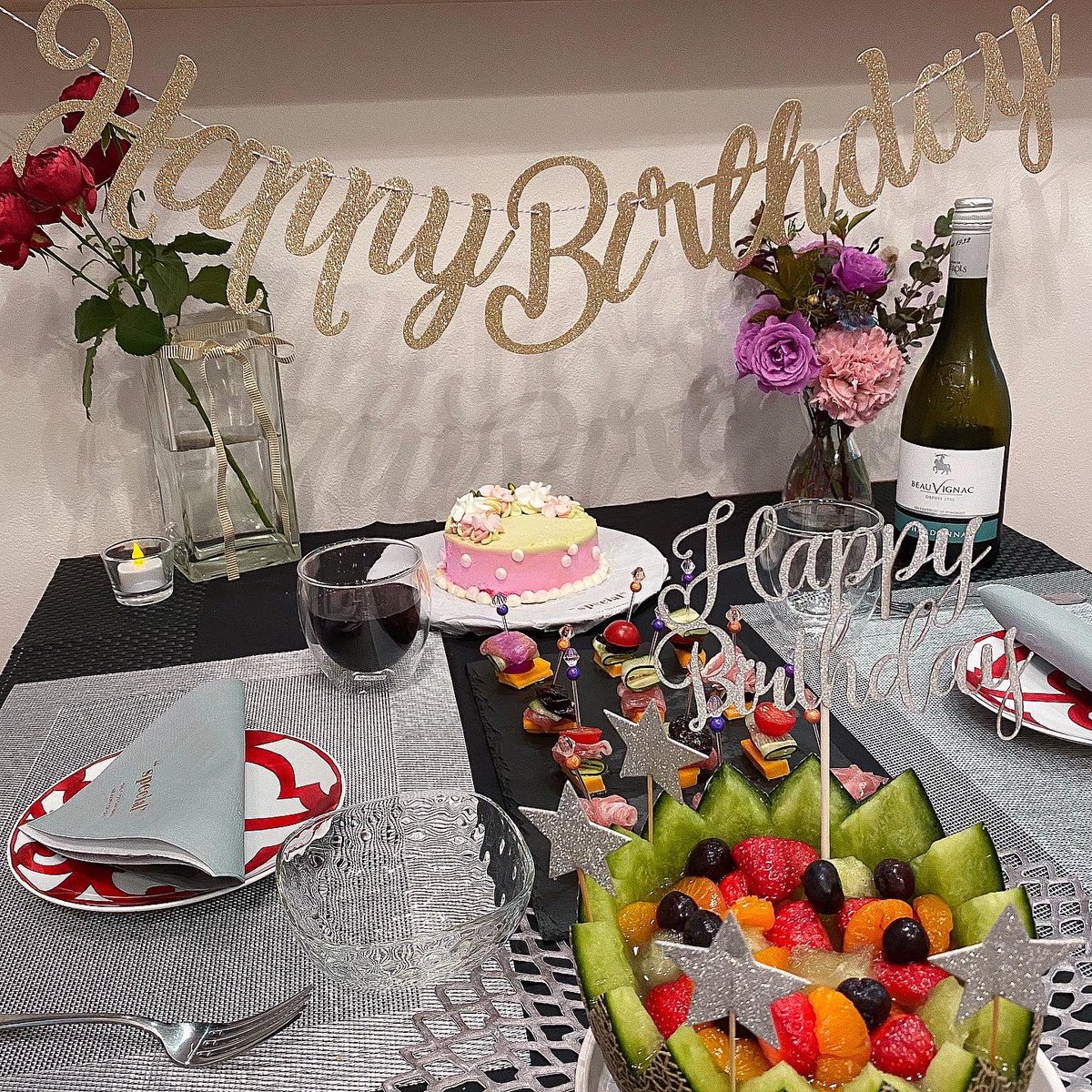 kyon_official's tweet photo. 【Table coordinate🍽】
誕生日もStayhomeで時間があったから家にある物と百均とか近くで買える物で私好みにテーブルコーディネートしたよ🥂
どうかな👀✨
#Tablecoordinate #stayhome #birthday https://t.co/o4aJSDjSbi
