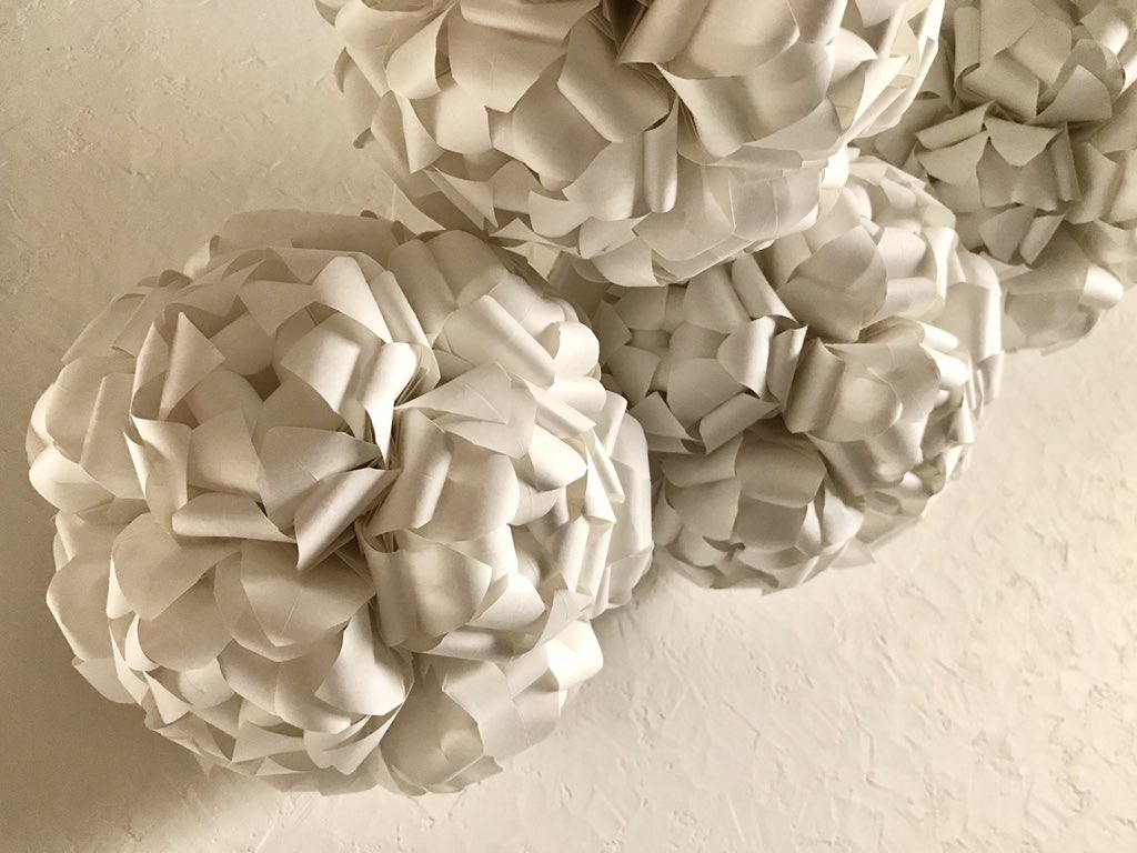 Kiyno على تويتر 折ってる 最近は真っ白な折り紙で作るのにハマっています 折り紙 花くす玉