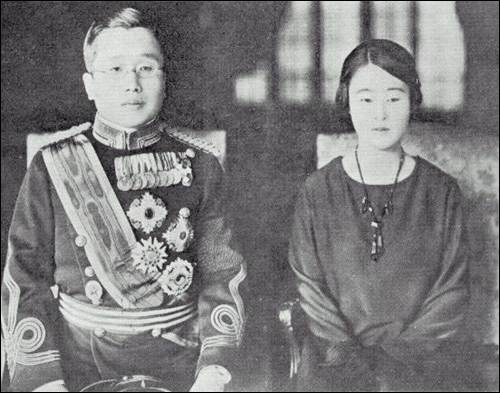 Selepas monarki Korea dimansuhkan, Sunjong duduk di Istana Changdeokgung sehingga kemangkatannya pada 1926. Manakala kerabat2 lain dihantar ke Jepun dan dikahwinkan dengan kerabat Jepun untuk diasimilasikan, antaranya Lee Un (adik Sunjong) yang kahwin dengan Masako Nashimoto.