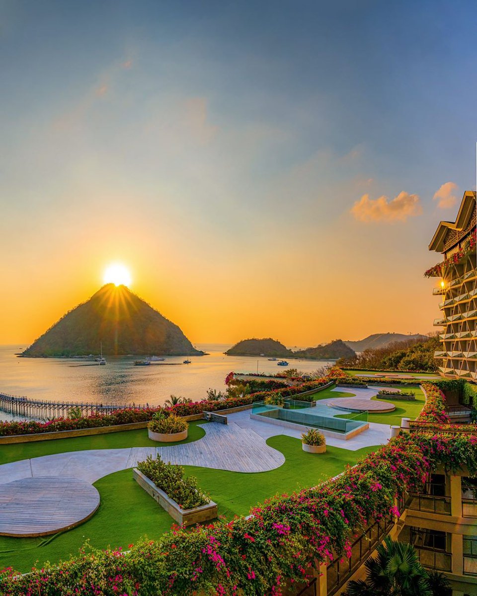 AyanaResort's tweet photo. Golden hours at AYANA Komodo Resort.
Hope to be able to welcome you here soon.

#AYANAkomodo #LabuanBajo #Flores #Indonesia

📸 @pixelpann https://t.co/QtDDq4XSJv
