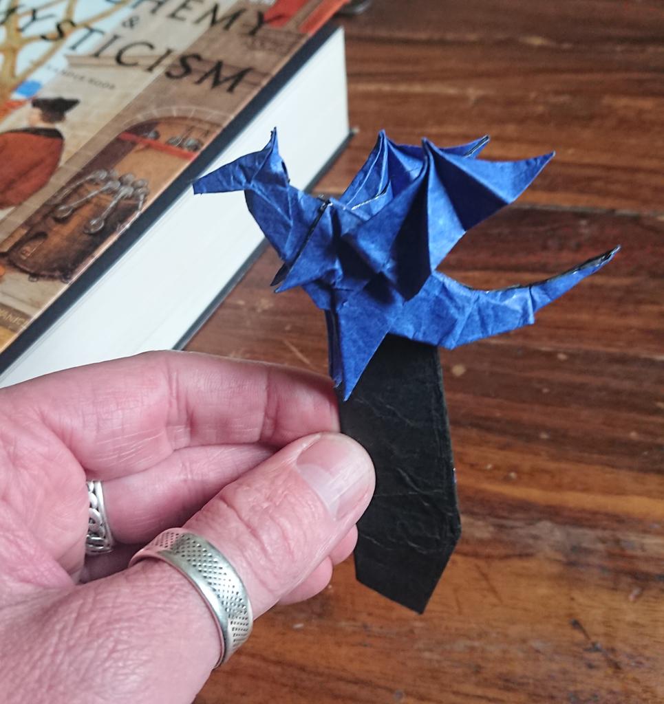 MattBookbinding's tweet photo. Dragon Bookmark (@jonakashima). Folded by me from handmade tissue foil paper. #origami #dragon #dragons #origamidragon #herebedragons #mythologicalcreatures #mysticism #legends #folklore #bookmark #origamibookmark #books 🐲 https://t.co/QAZtWZCRAE