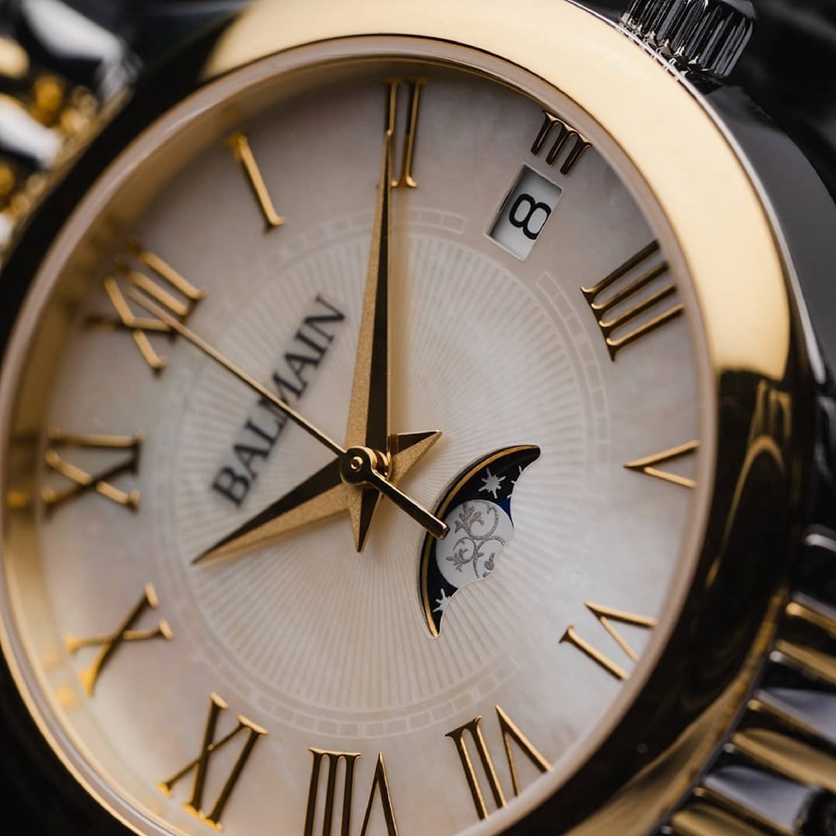 BehbehaniWatch's tweet photo. قد تم تخصيص زخرفة دوران القمر بشكل خاص بساعة بالمان أرابيسك
The moon phase decoration has been specially personalized with the 𝘽𝙖𝙡𝙢𝙖𝙞𝙣 Arabesques
#Balmain #balmainwatch #SwissMade #Kuwait #BehbehaniWatchWorld #Watch #Ladies https://t.co/2MHAevyqRW