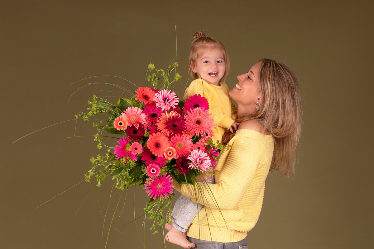 Happy Mother's Day to all moms around the world! ❤️🌸 
#feelinggerbera #flowers4oxygen #flowers4mom