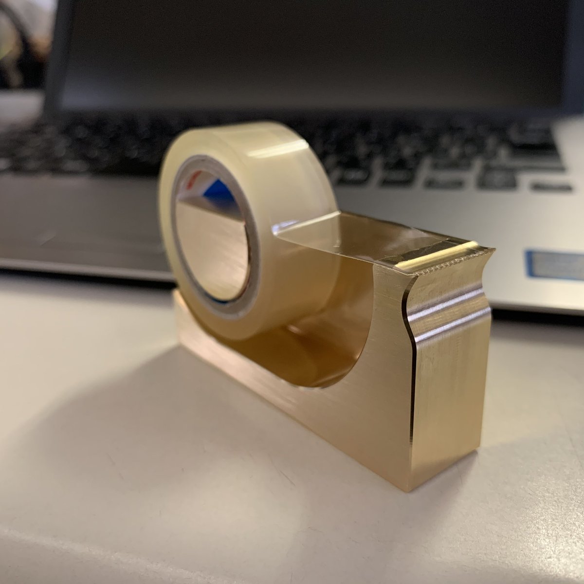 おやっさん 町工場栗原精機の社長 真鍮の材料を仕入れてあったんで テープカッター 作ってみた アルミのやつより重さあって 使いやすいかも 削り出し 切削加工 テープカッター 真鍮 町工場 栗原精機 おやっさん 町工場栗原精機の社長 真鍮の材料を仕入れてあったんで テープカッター 作ってみた アルミのやつより重さあって 使いやすいかも 削り出し 切削加工 テープカッター 真鍮 町工場 栗原精機