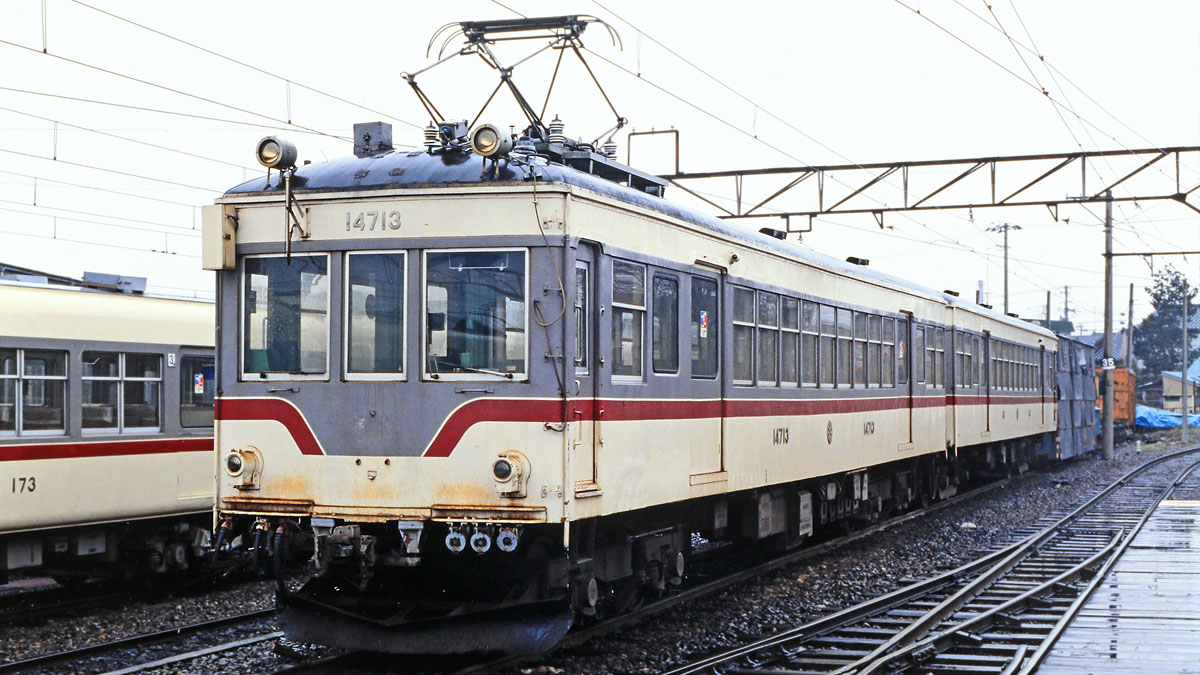 稲荷町に佇む富山地鉄14710形。(86年3月) 名鉄3800系の貫通顔も良い