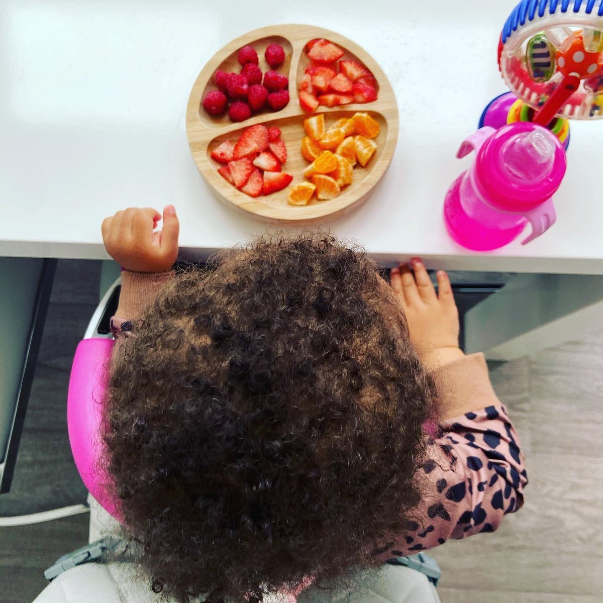 goggleboxemma's tweet photo. My breakfast v’s Olivia’s 🤪🥰👶🏽❤️🙏 #healthybabe #strawberries #raspberry #tangerines #fruit #teachemyoung #happysunday #sendinglove https://t.co/ApYTSCKILk