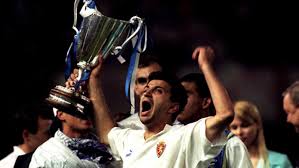 SepiaHdez's tweet photo. A las 11 horas y 9 minutos del #10demayo en el que se cumple el #25aniversario de la #Recopa del #RealZaragoza (en un guiño al minuto del eterno gol de #Nayim: el 119 de la #finaldeParís), celebramos una de las fechas más felices de nuestras vidas con un #hilo de 25 tweets 👇⚽🏆 https://t.co/OwtiLevp0B