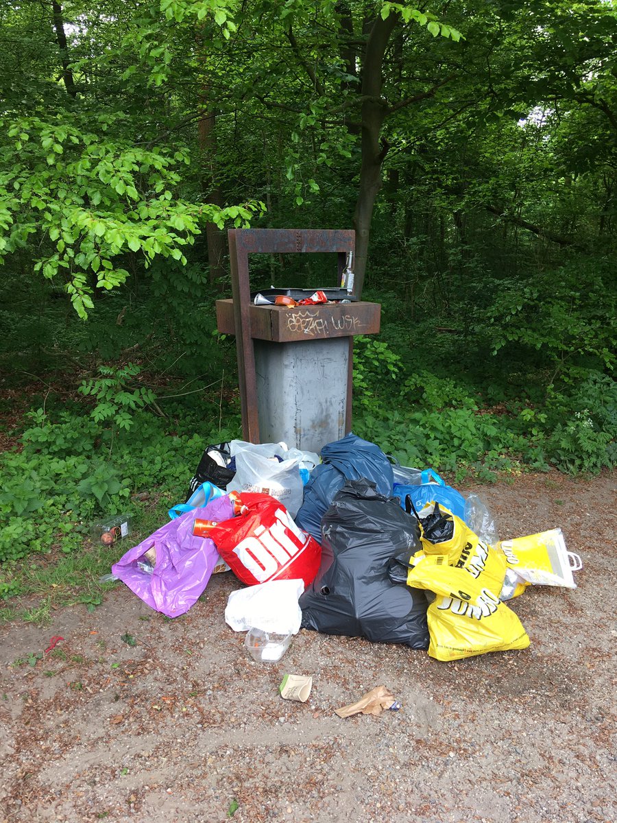 Afval na mooie dag keurig in en bij - voor mooi weer te kleine - bakken in #AmsterdamseBos. Als <a href="/AmsterdamNL/">Gemeente Amsterdam</a> dat niet uiterlijk volgende ochtend weghaalt wordt het alsnog een puinhoop
