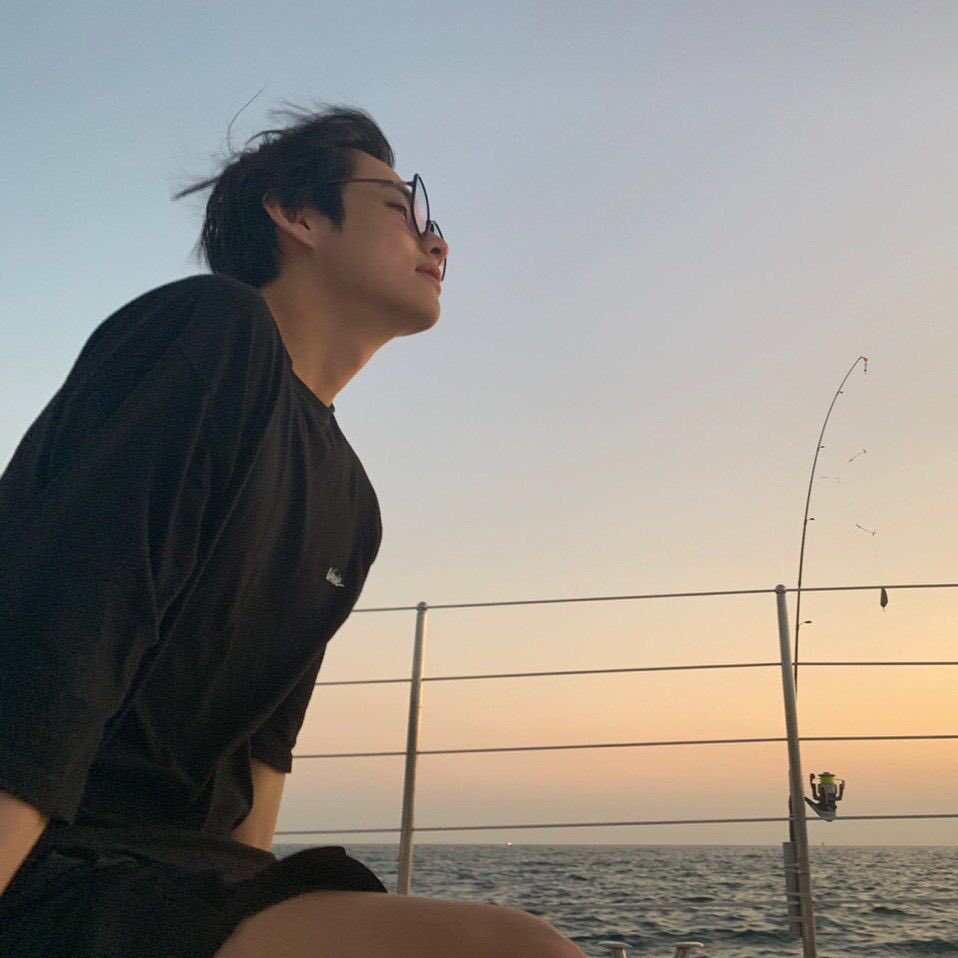 taehyung giving us a boyfriend material feels; a much needed thread