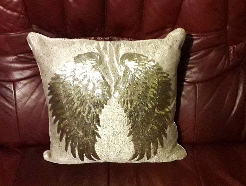LcPackages's tweet photo. My beautiful Cushion with wings bought for my #Angel Les in #Heaven ... picture doesn't do it justice ❤️💜💛
#supportingsmallbusinesses #keepinghismemoryalive https://t.co/s1FBEVTYF7