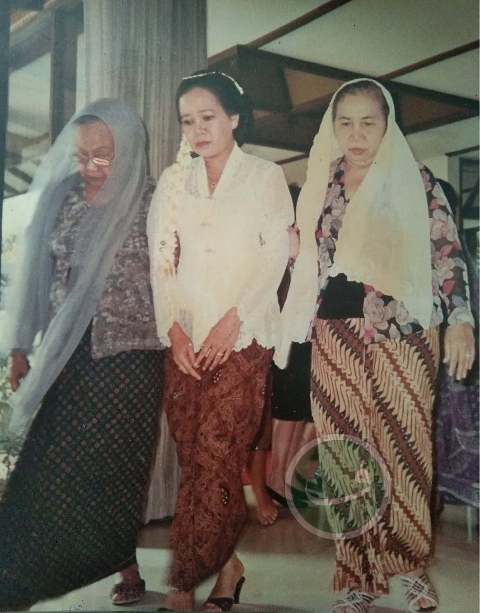 komunitas_pegon's tweet photo. Hari minggu pada pekan kedua bulan Mei, di sejumlah negara diperingati sebagai Mother Day alias Hari Ibu Sedunia. Dalam memperingati hari ibu ini, mimin mau berbagi keteladanan dari Nyai Solichah Wahid Hasyim, ibunda dari Gus Dur

cc @AlissaWahid 

Foto: Nyai Solichah (kiri) https://t.co/nkwk6Vejuf