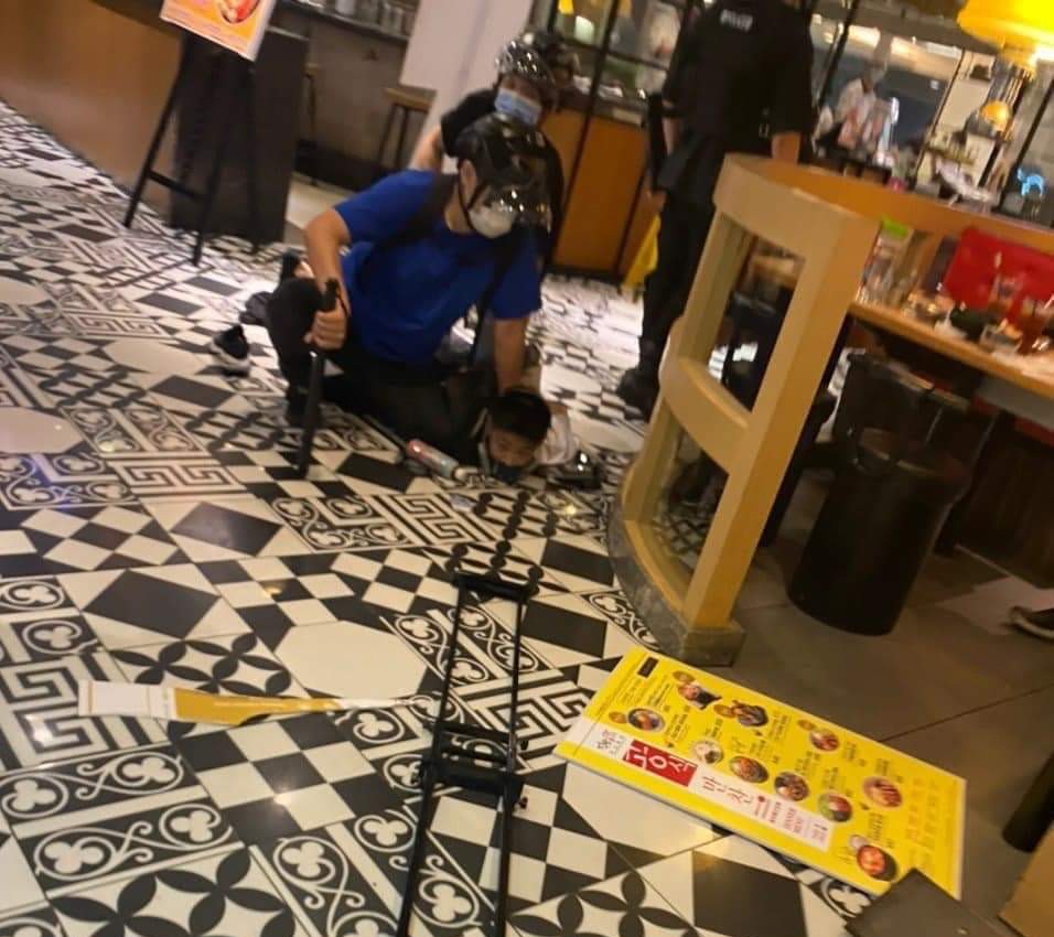 HK police dragged a child on the floor in shopping mall food court in mother's day. They claimed to clear protest but no protest is happening.
(source: telegram)
#HongKongPolice  #StandWithHongKong