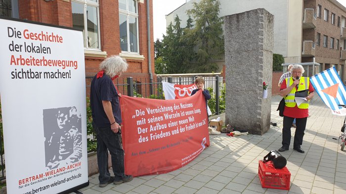 Gedenken an den 8. Mai 1945 in #Düren #Birkesdorf
#TagDerBefreiung #8mai45 #8Mai1945 #8Mai #buchenwald  #Antifa #dgb
bertram-wieland-archiv.de/index.php/aktu…