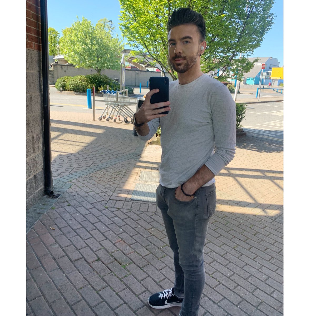 Stephen_Duffy_'s tweet photo. Gorgeous day! 🌞
.
.
.
#sunny #strolls #bankhol #bright #twittergay #bluesky #freshair #feelinggood #whatdayisit https://t.co/6nYA7zIiKA
