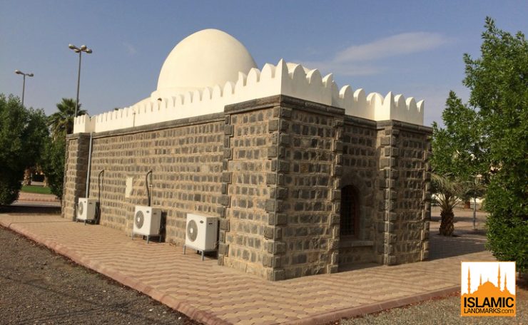 (1/13)Masjid SuqyaThis is located 2km from Masjid-e-Nabwi, near the Anbariya train station. When the Prophet (ﷺ) departed for the battle of Badr he stopped here, performed ablution and offered salah. He then supplicated for the dwellers of Madinah and paraded his forces.